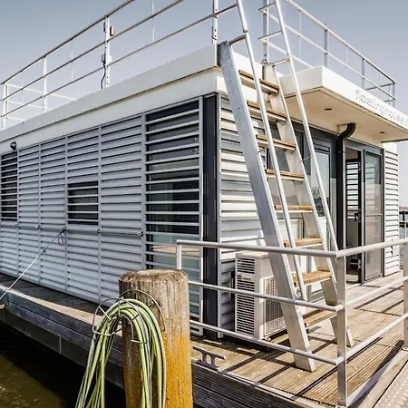 Hausboot Kuestennebel 2 船上ホテル リーブニッツ・ダムガルテン